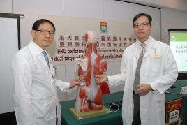 香港大學李嘉誠醫學院內科學系講座教授、蒙民偉基金教授(心臟學)謝鴻發教授(左)及香港大學李嘉誠醫學院麻醉學系臨床副教授張志偉醫生(右)示範雙靶植入式脊髓刺激療法如何運作。